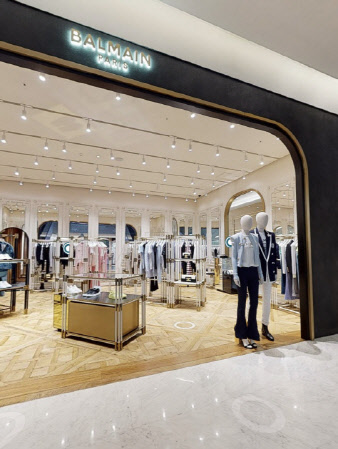 모바일앱 화면 상의 현대백화점 판교점 발망 VR쇼룸. 현대백화점 제공